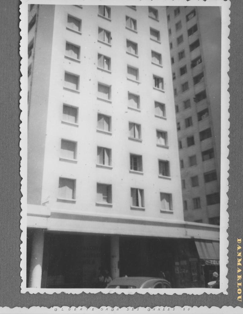 ORAN CITE PERRET ENTREE A8 A L'ETAGE LES TIRS DES G.M.PILIER CENTRAL SOUS A8 MR MERIDJEN  ASS. PAR TIR G.M.jpg